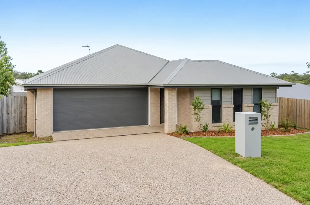 SPACIOUS FAMILY HOME IN QUIET NEIGHBOURHOOD