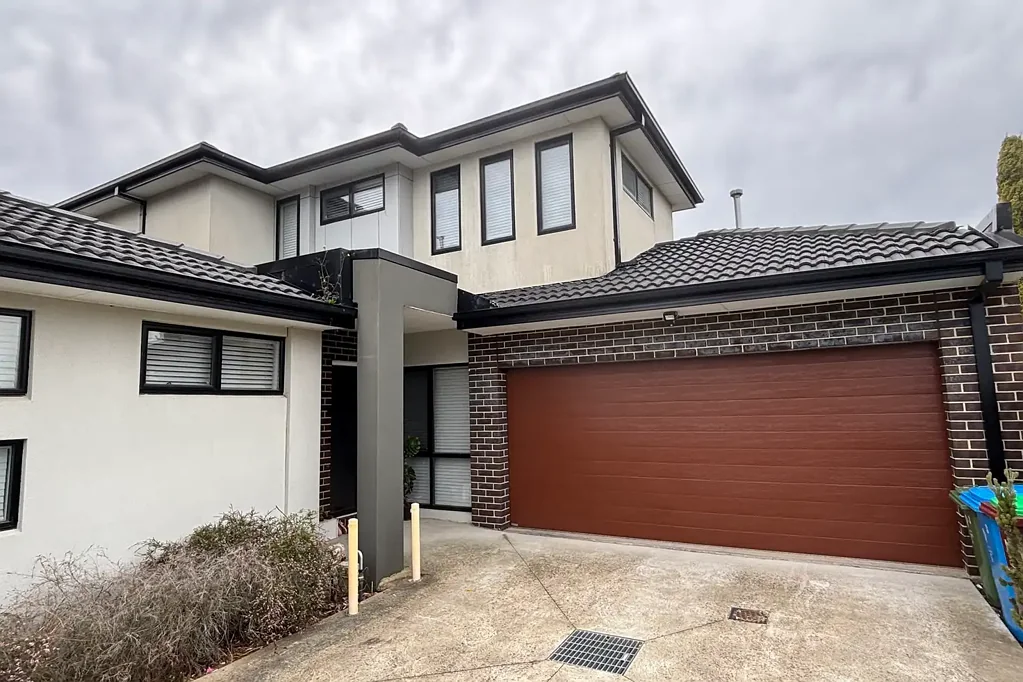 Modern 3-Bedroom Townhouse with Study & Double Garage