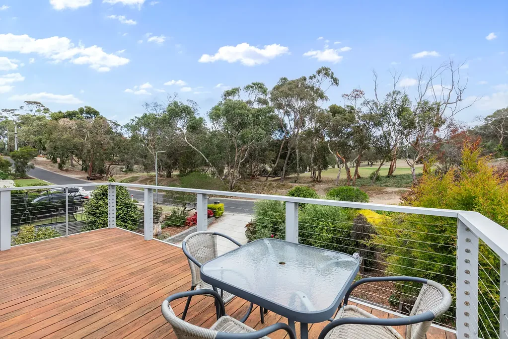 Anglesea 5房  Spacious Home with Entertaining and Golf Course Outlook!