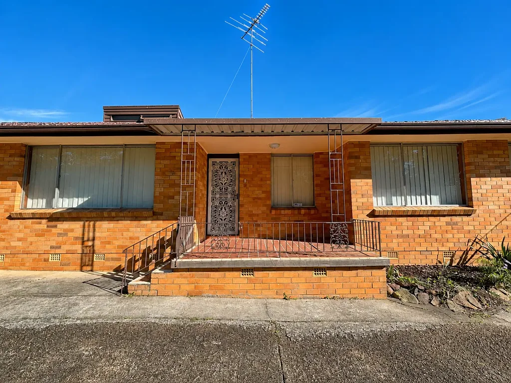 Freshly updated- Spacious Home Opposite Reserve