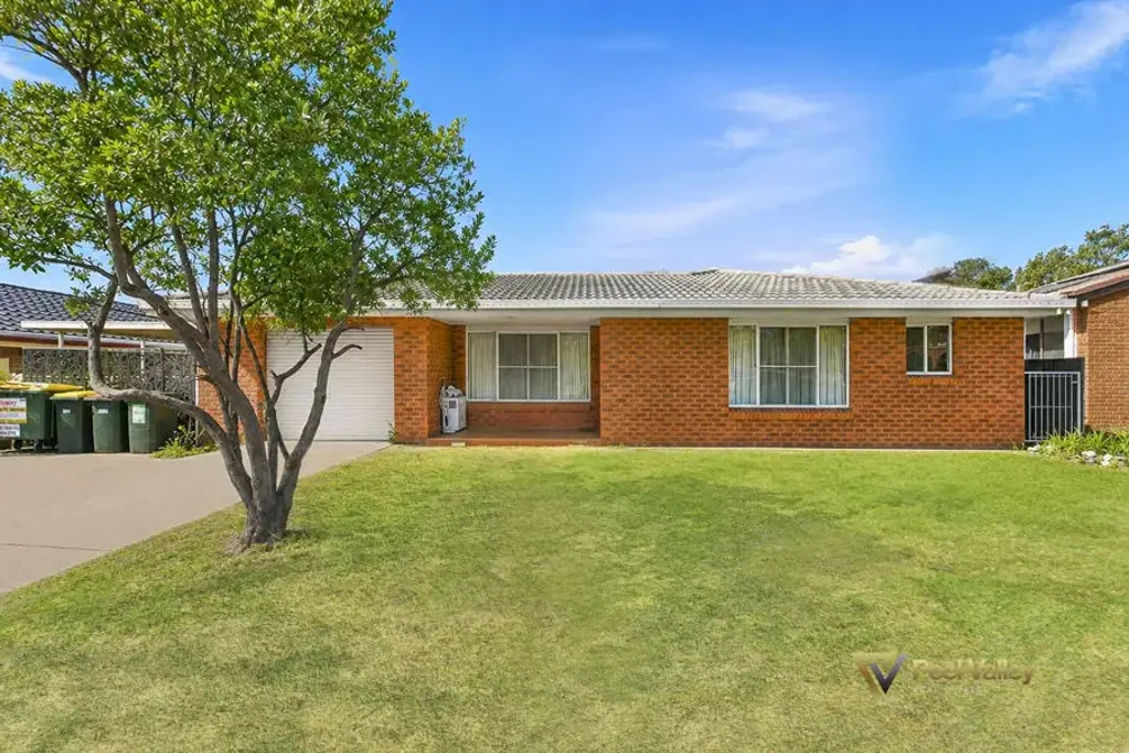 Tamworth 4Habitaciones A CENTRAL SOUTHERN FAMILY HOME WITH A FRIENDLY PRICE, AND A BIG DEVELOPMENT OPPORTUNITY!
