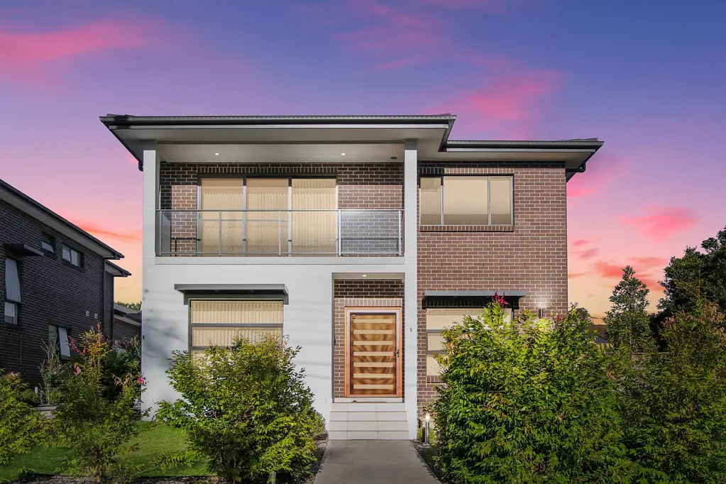 Luxurious 5 bedroom Townhouse in Sought after location