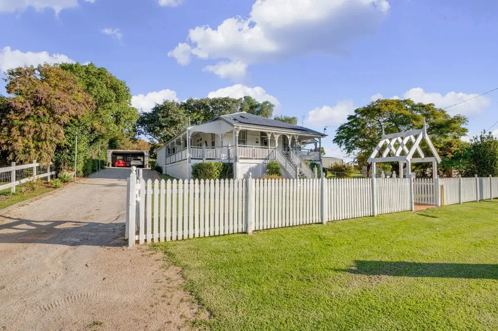 Killarney 4 Bedroom LISTER HOUSE  “COUNTRY LIVING WITH TOWN CONVENIENCE”