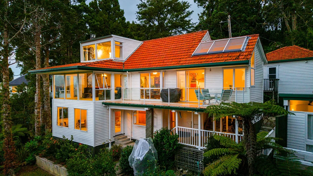 Titirangi 4房  Elevated Living with Timeless Character