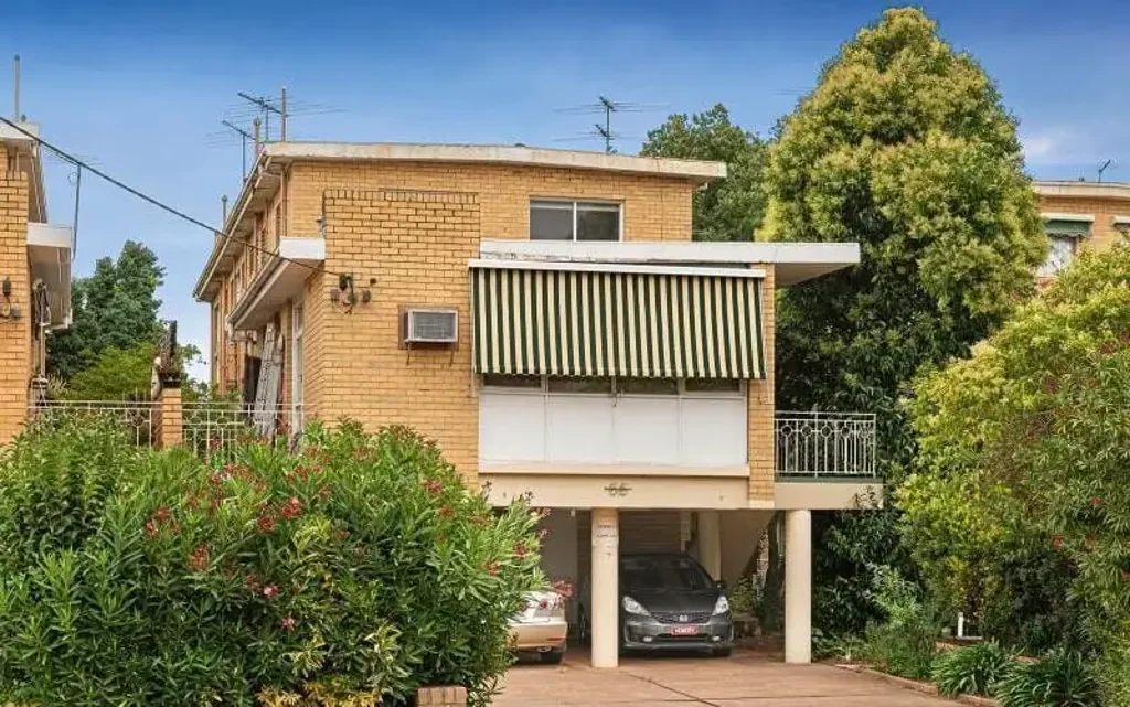 Pet friendly neat and tidy 2 bed, 1 bath apartment, 1 off street car park