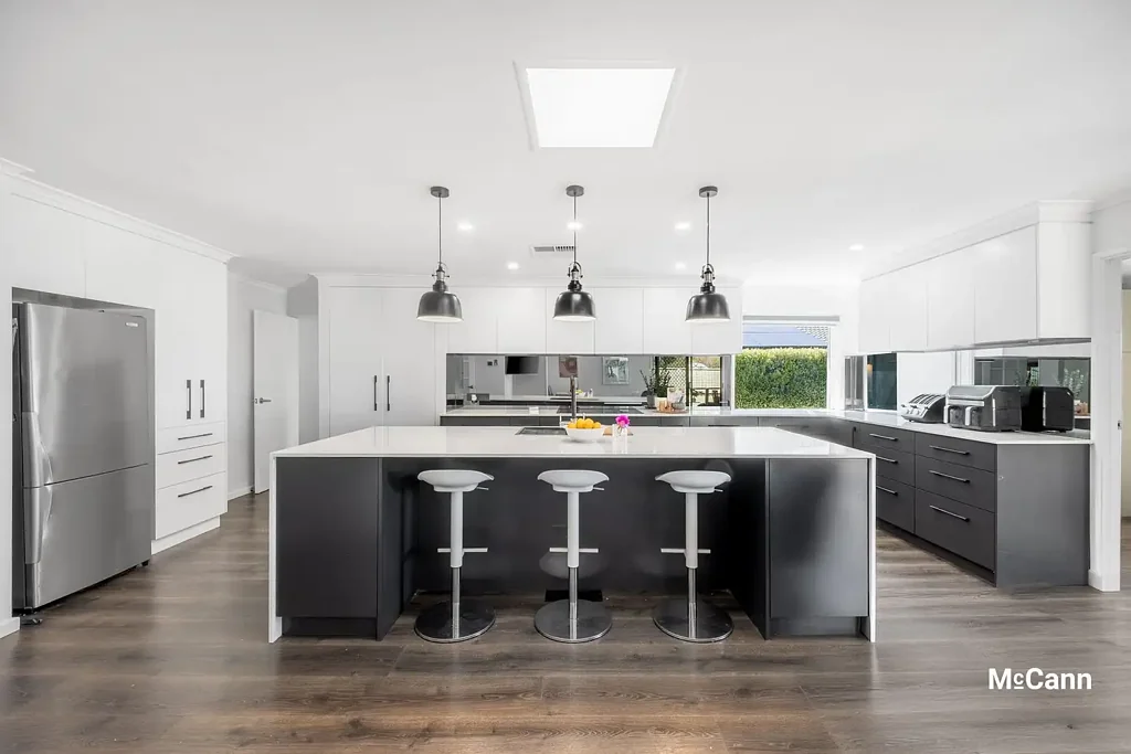 Fadden 4બેડરૂમ Stylish family sanctuary with Chef's kitchen, entertainer's deck and room for the caravan!