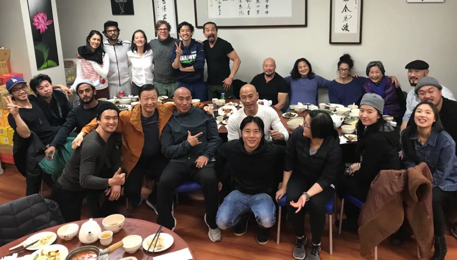 “花木兰”刘亦菲现身奥克兰CBD：华裔男主演低调同行，半裸共浴戏份抢眼