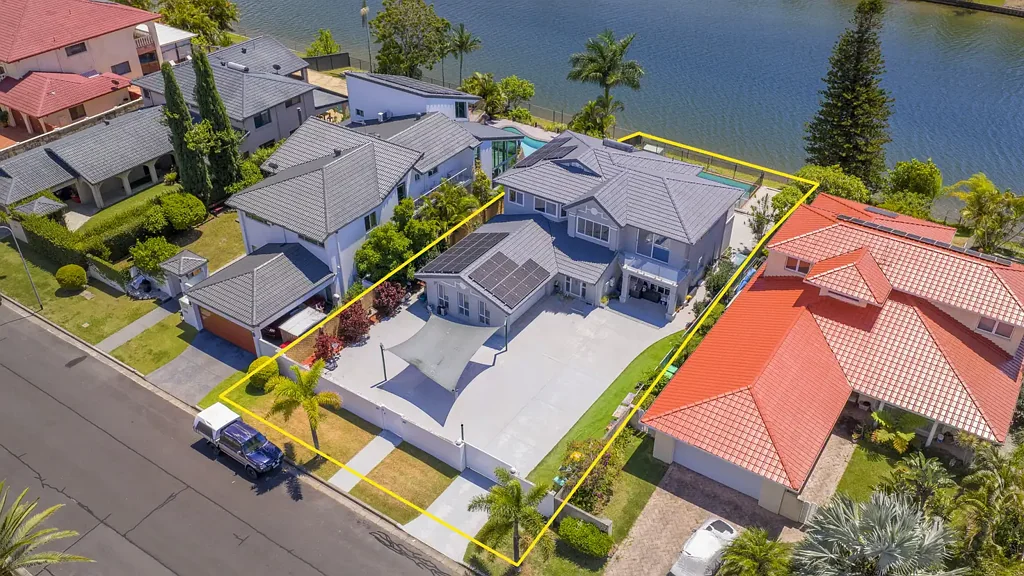 Benowa 5房  North-Facing Waterfront Home With Surfers Skyline Views - Secure Room For All Your Caravans, Boats & Trailers