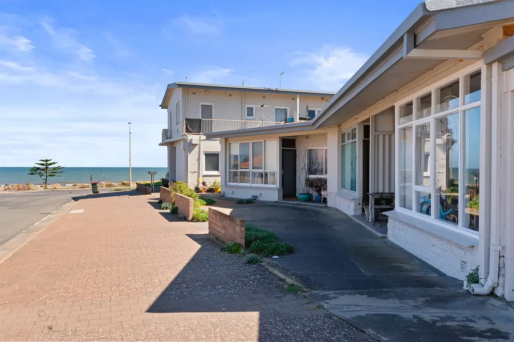 Glenelg North 2ਬੈੱਡਰੂਮ Unlock the Potential of a Prime Beachfront Investment