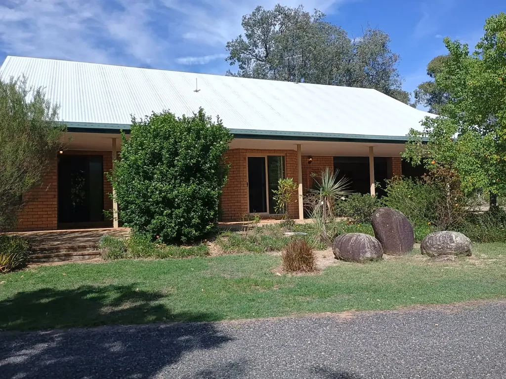 Nanango 3房 宽敞单层空间 4000平米地块 朝北设计 明亮起居区 实用厨房 遮盖娱乐露台 三车位车库 雨水储存系统 宁静便利位置 Spacious Single-Level Living on 4,000m² - First Time Offered
