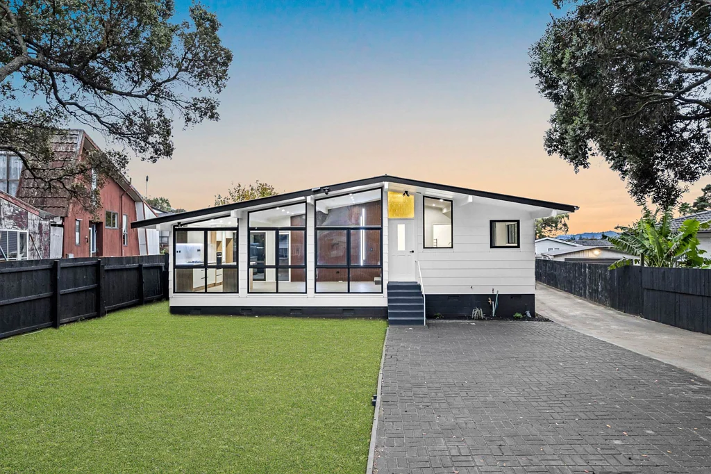 Mangere East 4房  Modern Family Dream with Space, Style & Parking
