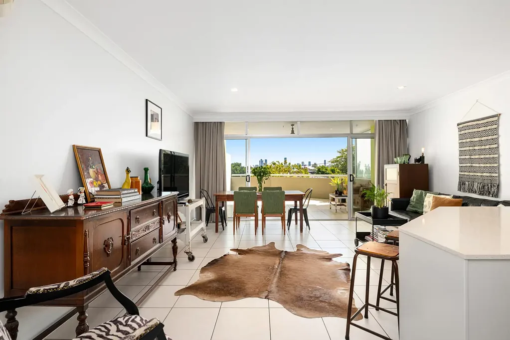 Greenslopes 3ਬੈੱਡਰੂਮ Epic entertaining space, spectacular CBD views & a sought-after BSSSC address – steps to IGA, Mall & Jam Pantry