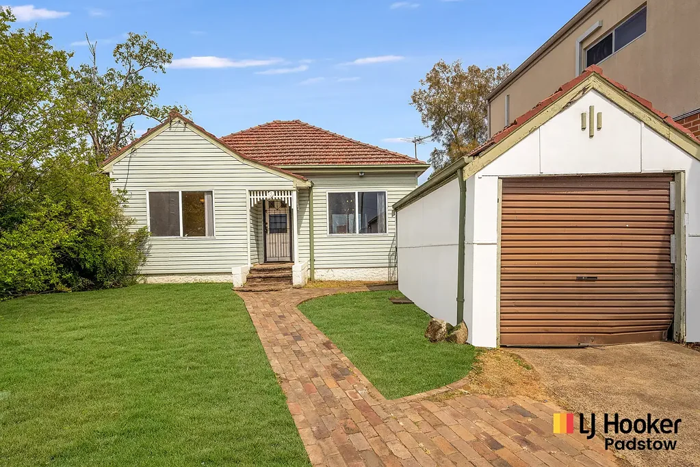 Spacious Family Home in Prime Padstow Location !!
