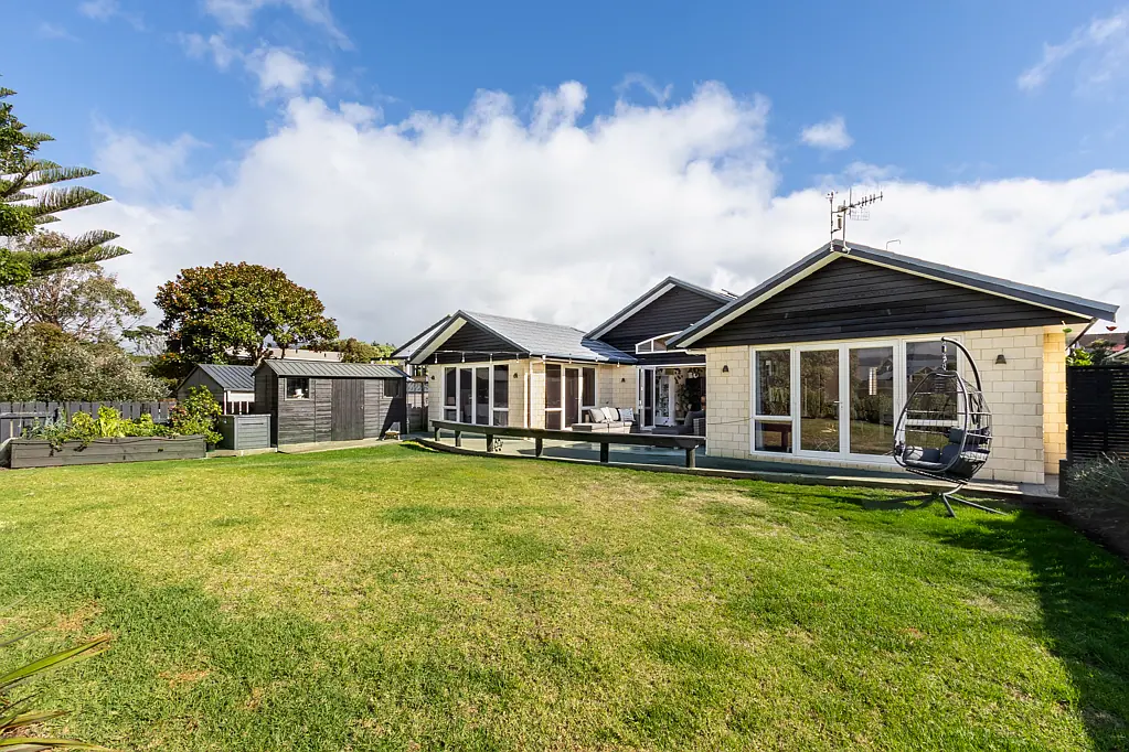 Waikanae Beach 4침실 Seaside Serenity Meets Smart Living