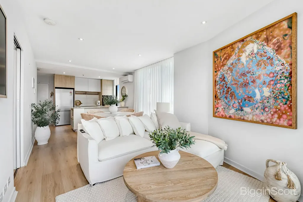 Moonee Ponds 1房 13楼转角公寓 开阔城市天际线视野 宽敞卧室 石材台面厨房 现代浴室 安全门禁 专属车位 健身中心 景观花园 户外影院 Moonee Ponds中心 Sky-High Corner Living with Panoramic Views & Lifestyle Perks