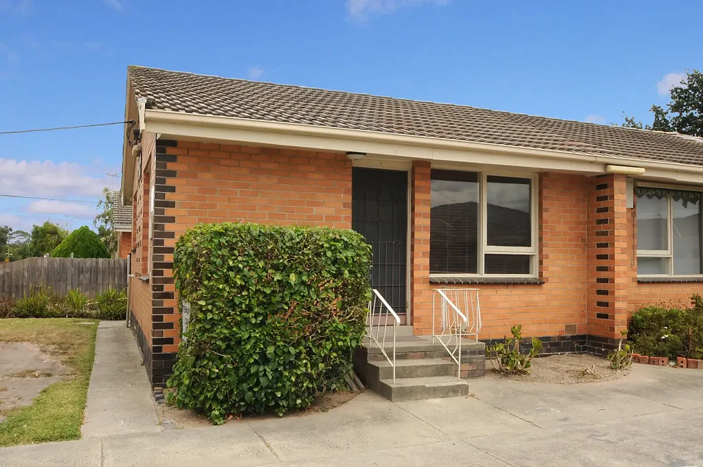 Front Unit - Walk to Sandown Station