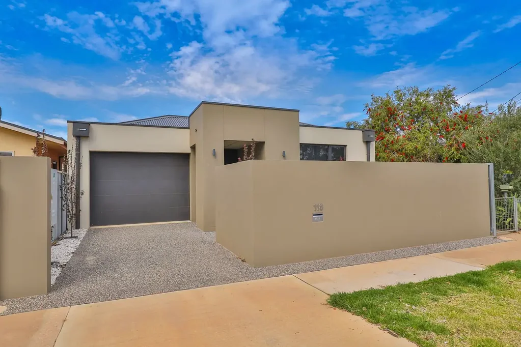 Located just a short stroll to CBD & restaurants