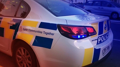 奥克兰市中心一人坠楼身亡，警方正在调查