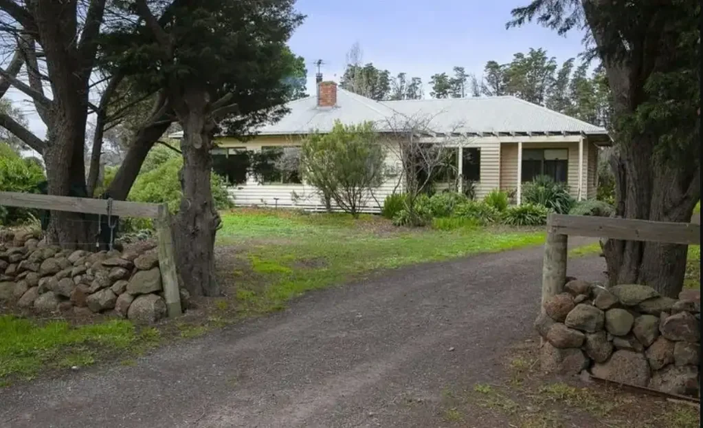 Spacious 4-Bedroom Farmhouse with Huge Shed - Prime Wollert Location