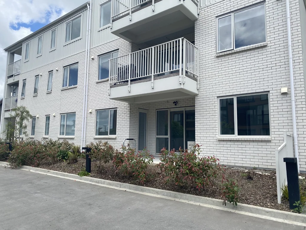 2 Bedroom, 1 Bathroom apartment with carpark is now available for rent.