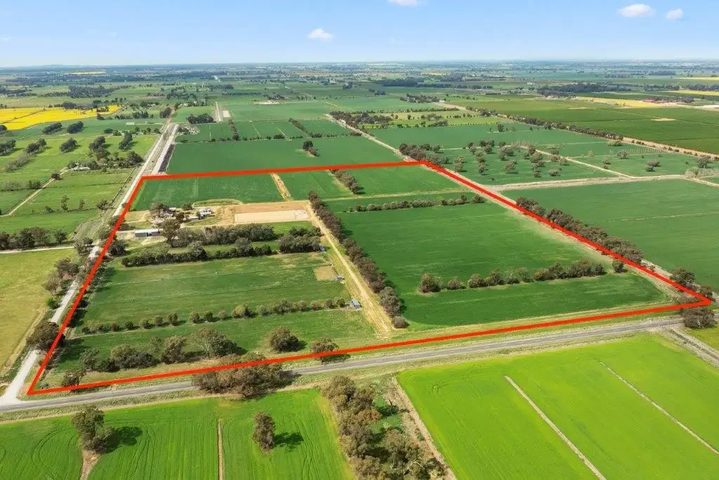 Yarroweyah 2 Bedroom Horse and Tradie Happiness on 85 acres with water