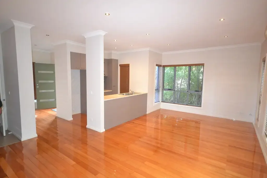 Spacious Townhouse In Prime Location