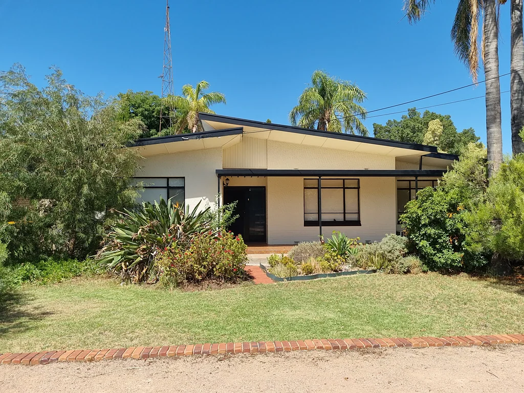 4 Bedroom Home in Quiet Location with Swimming Pool