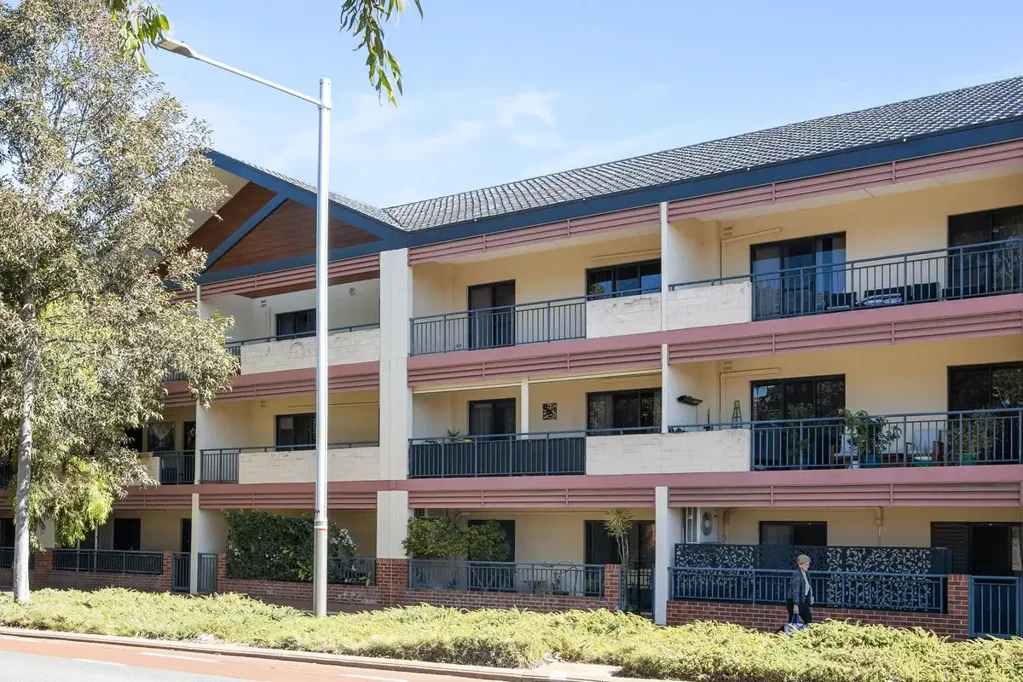 Joondalup 3ਬੈੱਡਰੂਮ Treetop Views and Urban Convenience in the Heart of Joondalup
