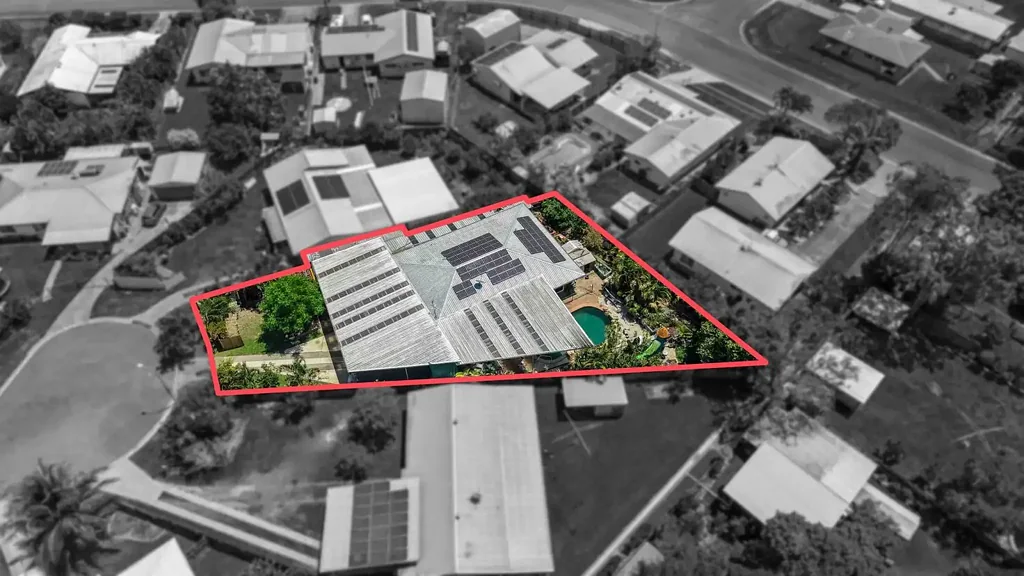 Gordonvale 5chambre 5 Bed, 3 Bath, 5 Car + Pool on 1,078m² of Tropical Living