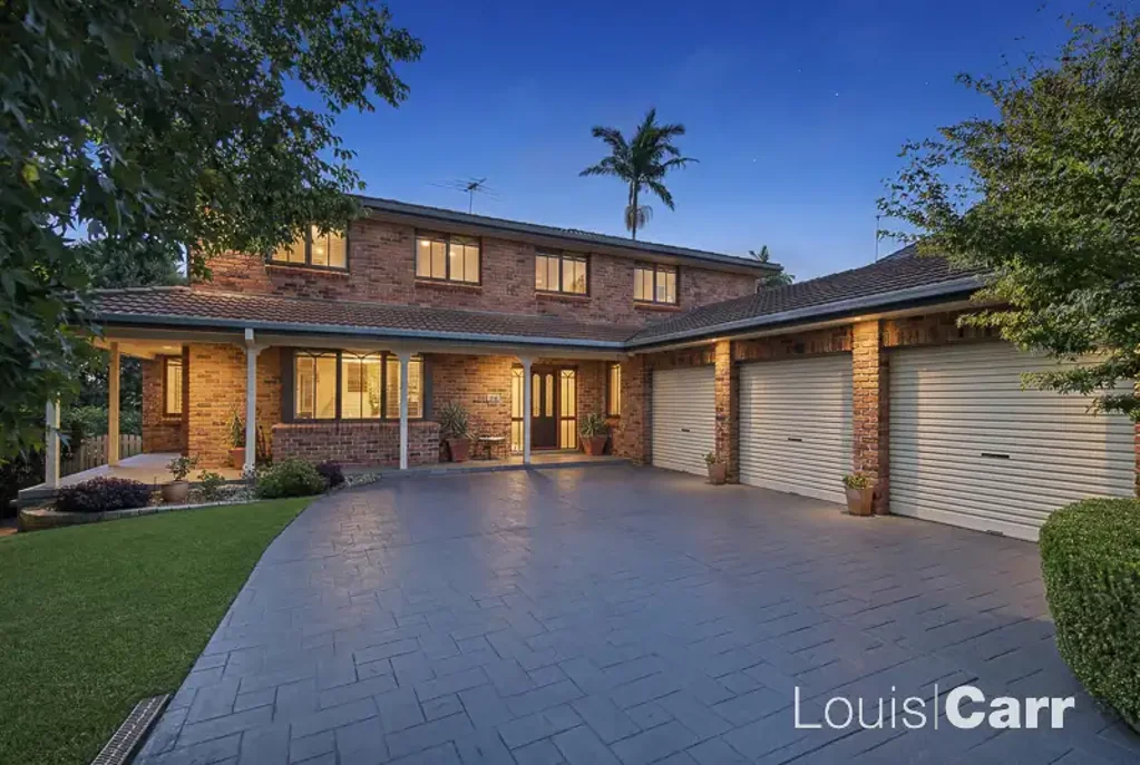 West Pennant Hills 5房 精心打理街道 便捷低维护 Murray Farm学区 采光充足生活空间 宽敞厨房Bosch电器 主卧套房带浴 宽敞遮盖户外区 三车位车库太阳能 Immaculate Easy Living: Family Entertainer Zoned Murray Farm Public, 400m to Bus Stop