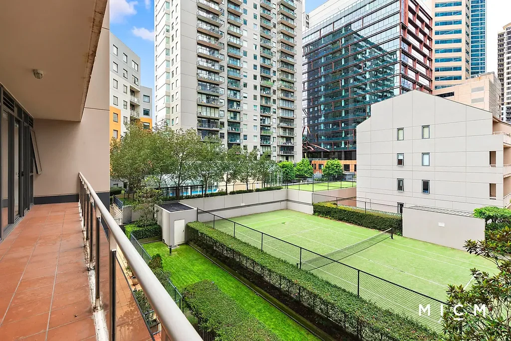 Melbourne 2房 巴黎街阳光公寓 宽敞开敞空间 遮蔽全宽阳台 城市摩天视野 共享度假村设施 地下安全停车 Supersized City Gate Entertainer in the Prized Paris End of the CBD