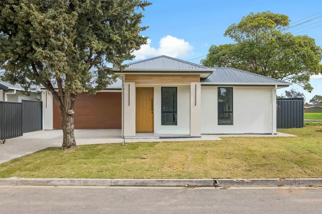 Modbury Heights 4房  Why Wait When You Can Buy Two Brand New!!