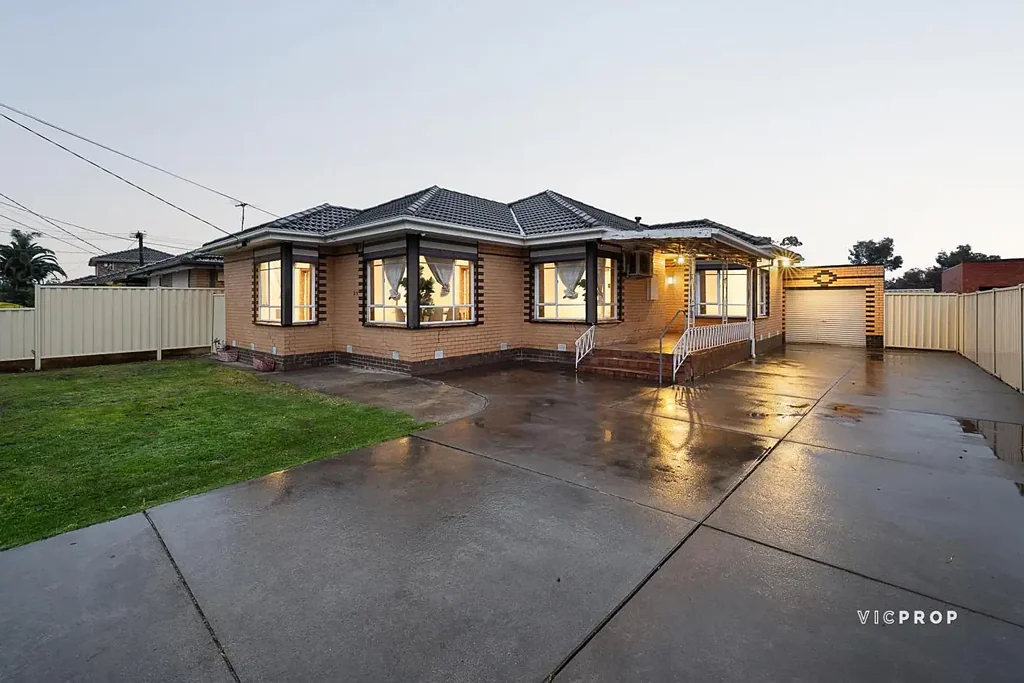 St Albans 4 Bedroom Family Comfort with Bonus Bungalow in a Prime Location