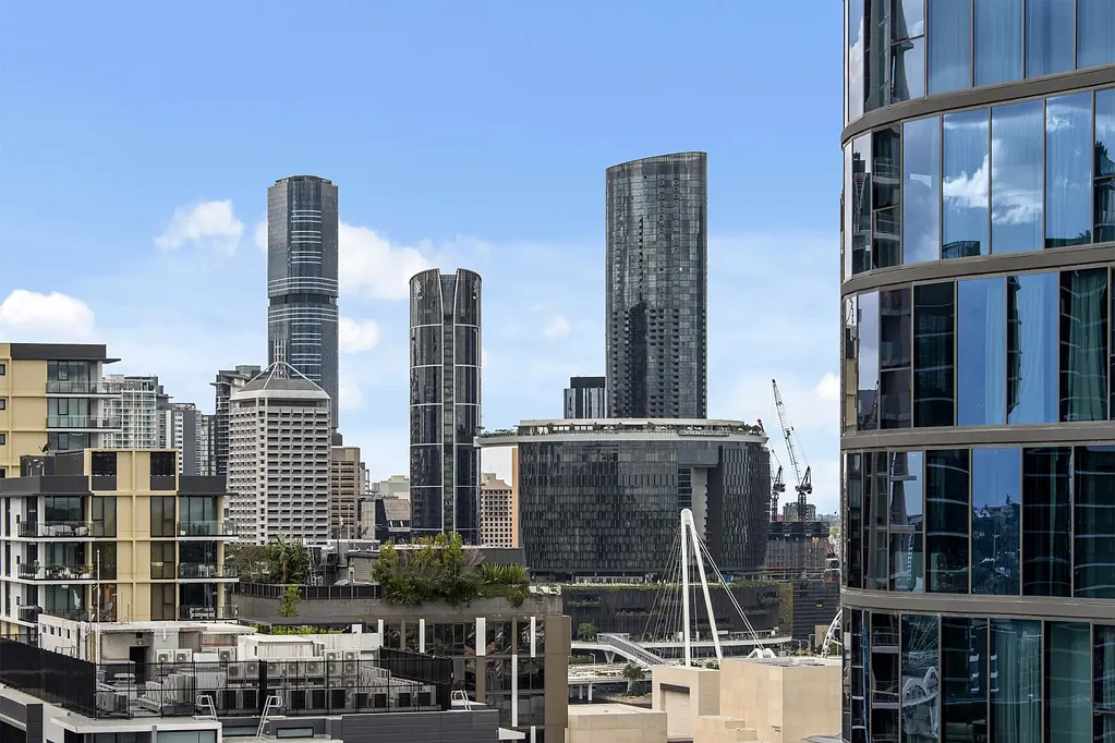 South Brisbane 1房 高端装修设计 61㎡单卧公寓 东北向壮景 石制台面厨房 私人阳台采光佳 CCTV安保 NBN就绪 优质学区房 城市河景泳池 健身房影院餐厅 Sleek suburban living