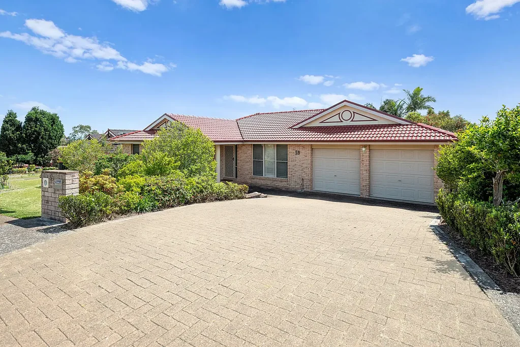 WELL PRESENTED FAMILY HOME IN RIVERVIEW RIDGE!