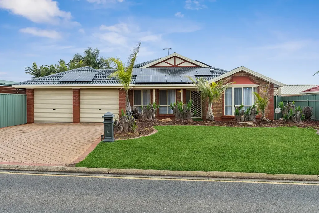 Blakeview 5ਬੈੱਡਰੂਮ Comfortable Five - Bedroom dwelling with a double garage, dedicated caravan parking, and solar panels.