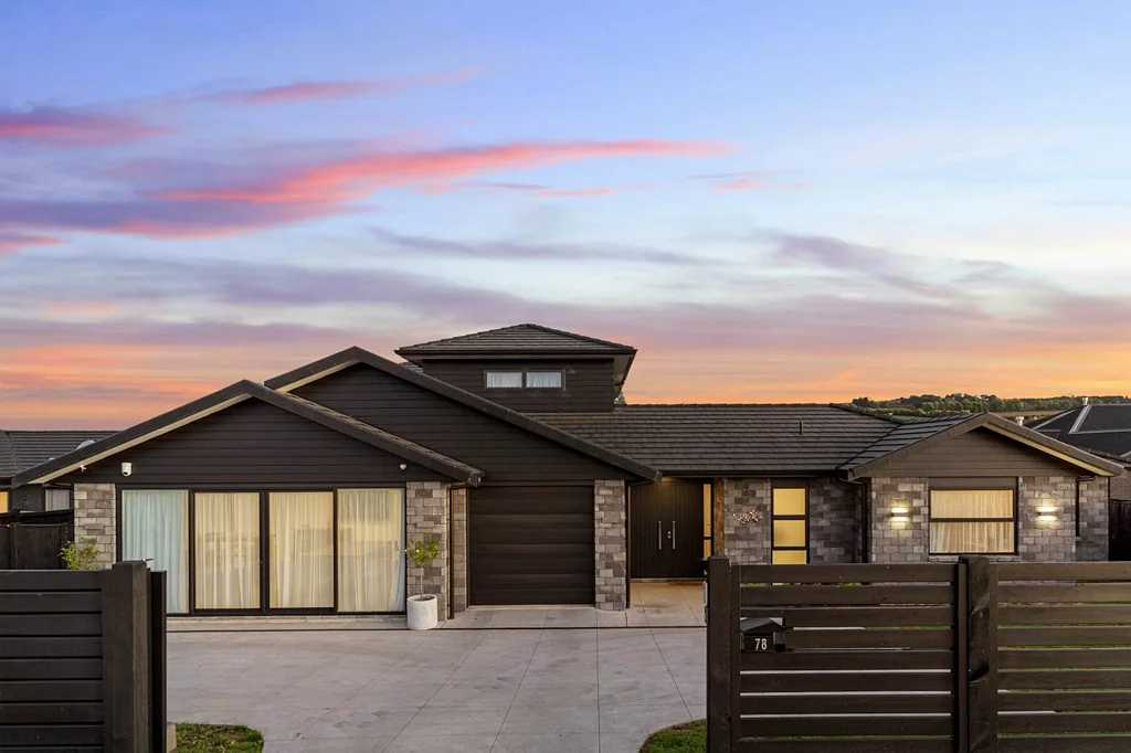 Pukekohe 6房  SUPER-SIZE DUAL LIVING DELIGHT - INCOME EARNER