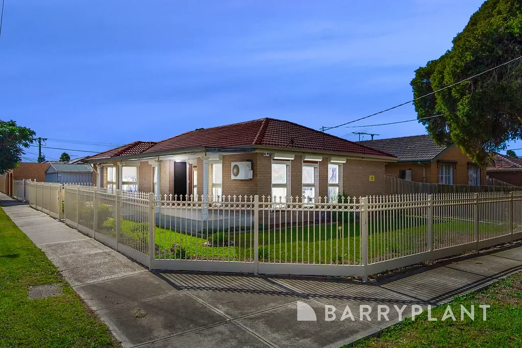 St Albans 4房 街角地块 价值潜力 优质学区 便捷交通 巨大车库 现代厨房 宽敞卧室 Prime Corner Opportunity – Renovated Family Home with Approved Plans for 2 Townhouses!