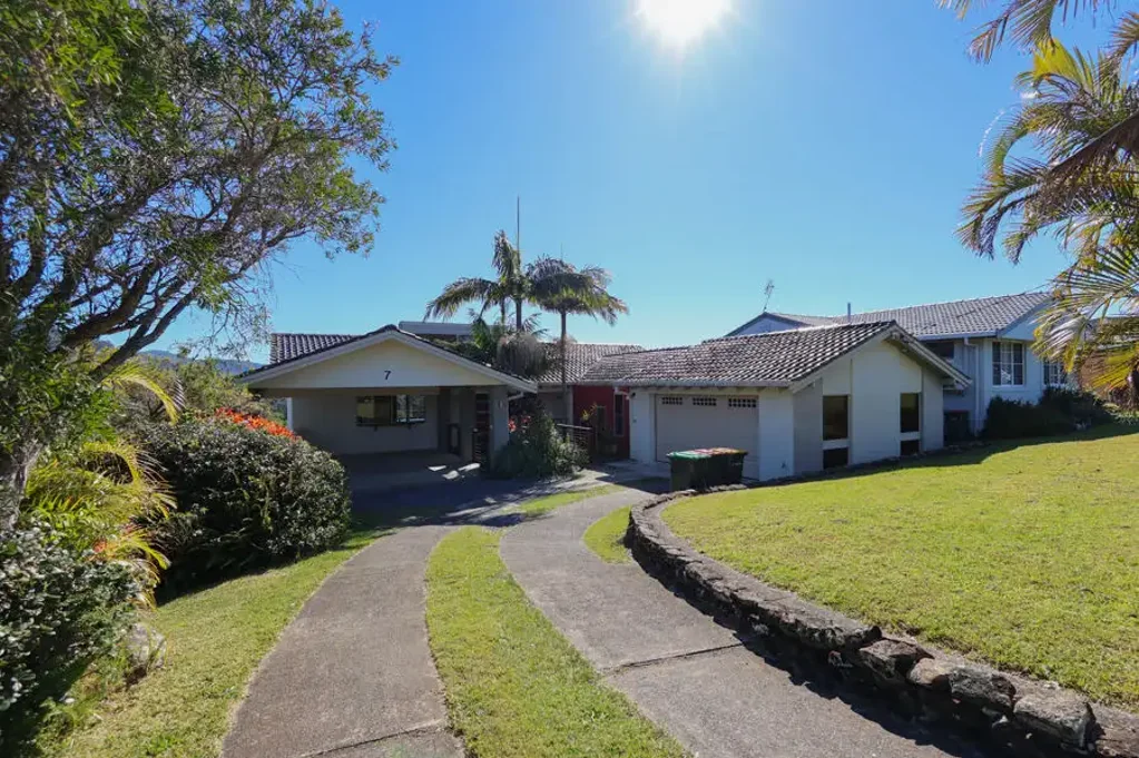 FULLY FURNISHED DIGGERS BEACH HOME