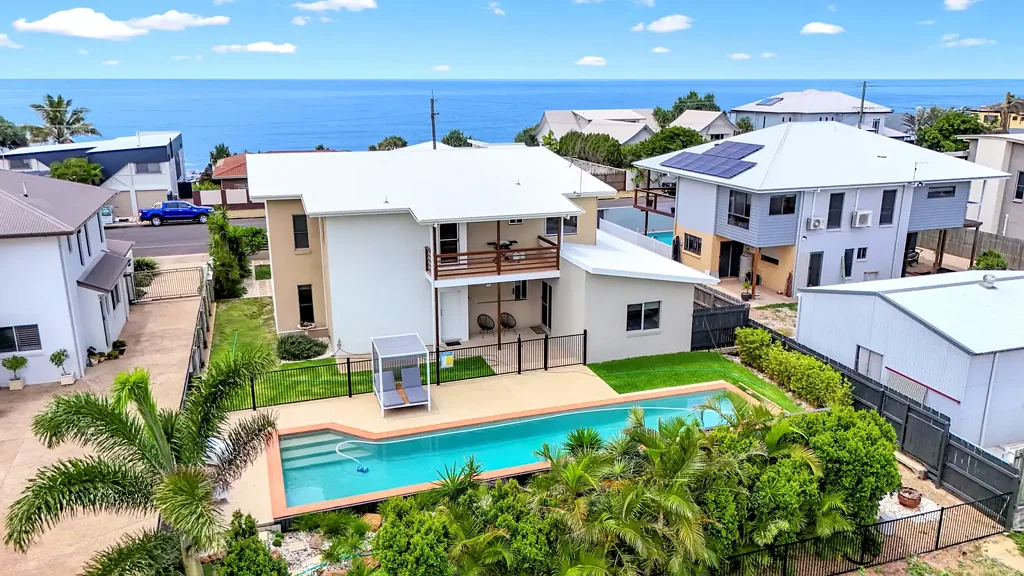 Bargara 4ਬੈੱਡਰੂਮ TWO STOREY FAMILY HOME WITH OCEAN VIEWS IN BARGARA!