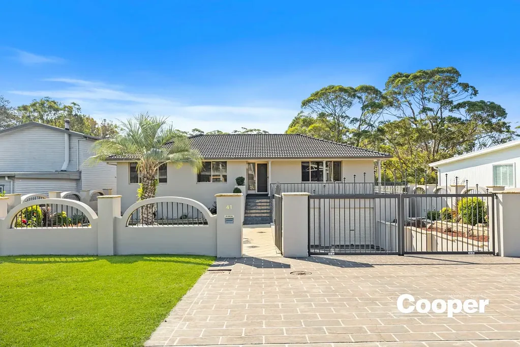 Ulladulla 4房  Elevated Family Home with Flexible Living on a Large Level Block
