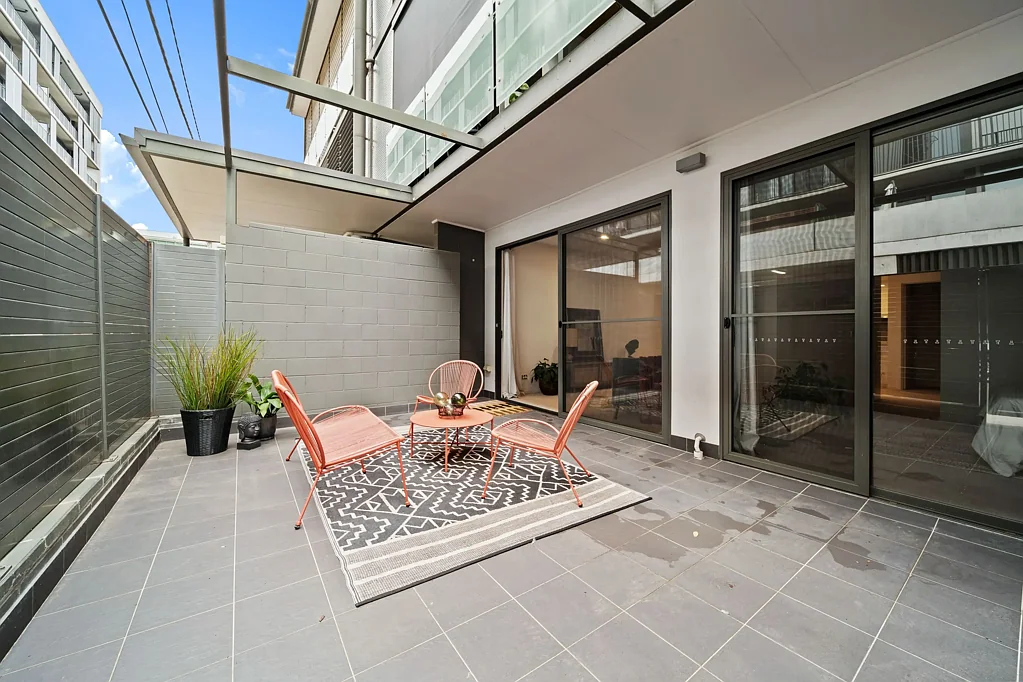Lyneham 1બેડરૂમ Ground floor apartment ( lift access from basement )  courtyard plus separate study