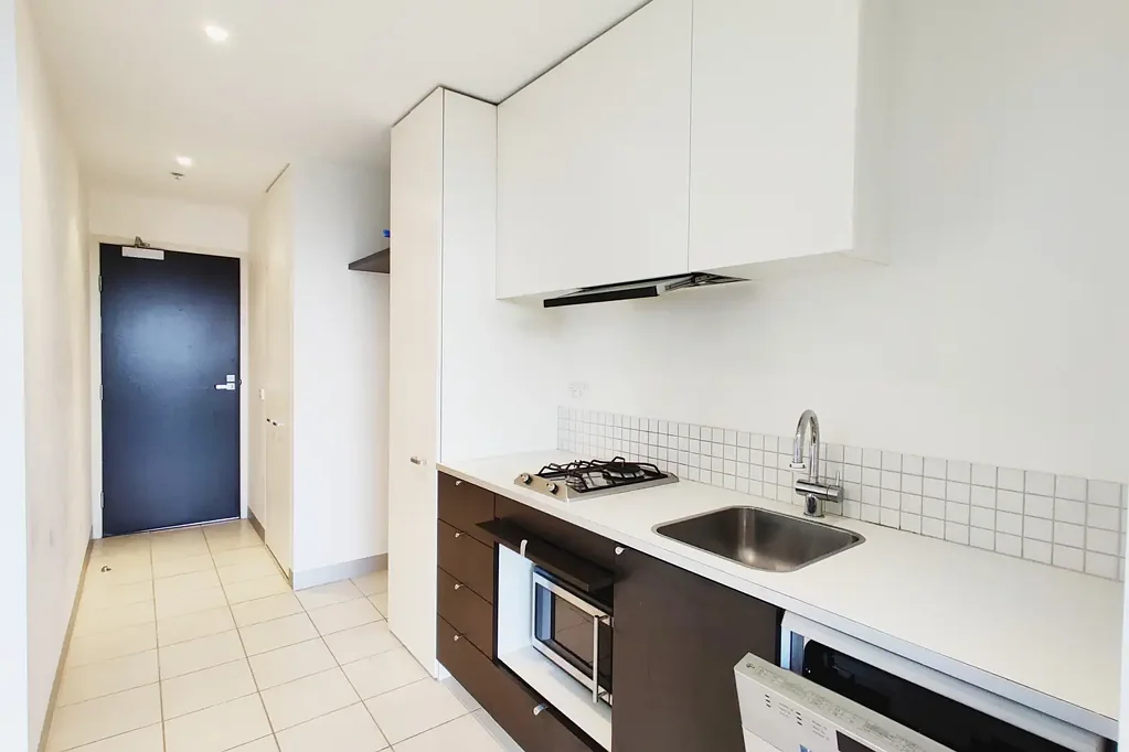 New Floorboard and A/C: One bedroom near UniMel