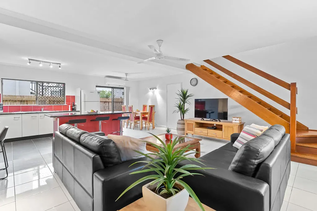 Parramatta Park 2ਬੈੱਡਰੂਮ Stylishly Renovated Townhouse in a Secure, Boutique Complex