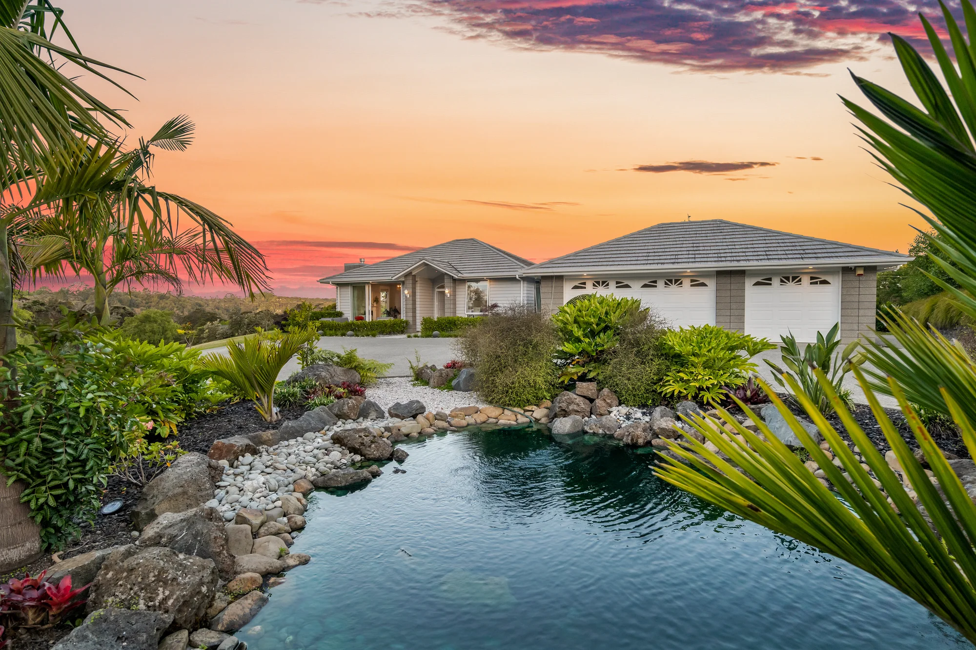 Stillwater 4 Bedroom Country Calm, Poolside Living, City Convenience