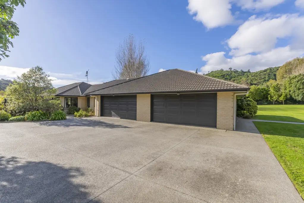 Paraparaumu 5 Bedroom A Privileged Position