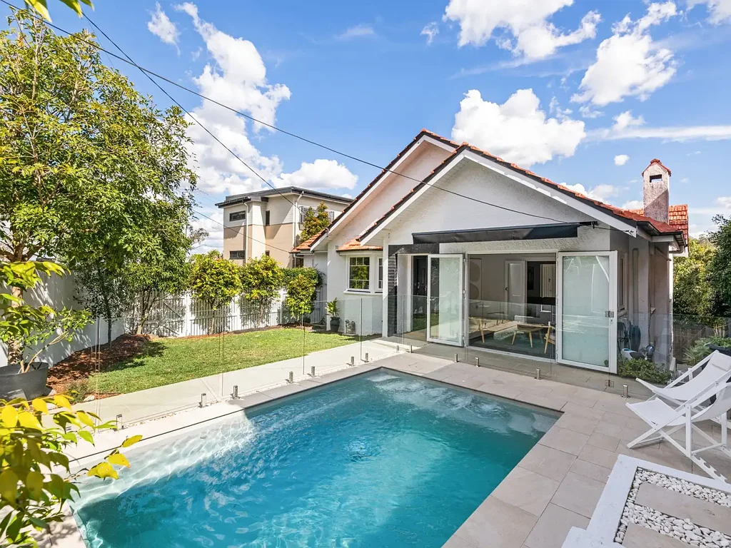 Bardon 4ਬੈੱਡਰੂਮ A Timeless Family Home with Modern Appeal