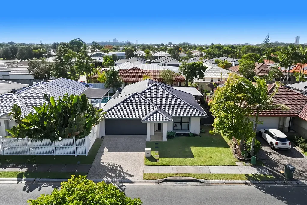 Burleigh Waters 3房  PRIME POSITION WITH ENDLESS LIFESTYLE APPEAL