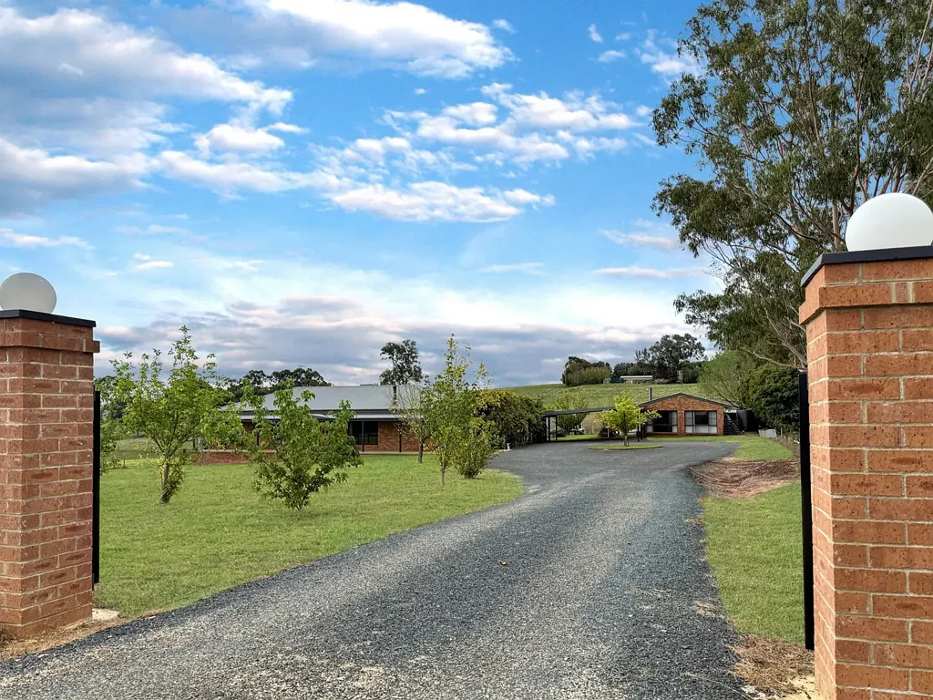 Young 7房  3 Dwellings, 7 Acres, Close to Town!