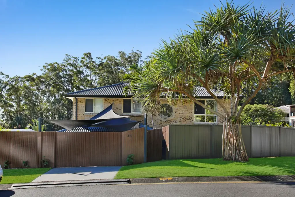 Currumbin Waters 4房  Elevated Corner Position with Stunning Outlook